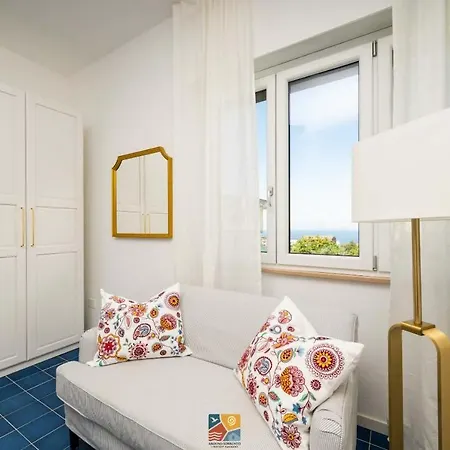 Donna Maria - 3bd Sorrento-pool-terrace